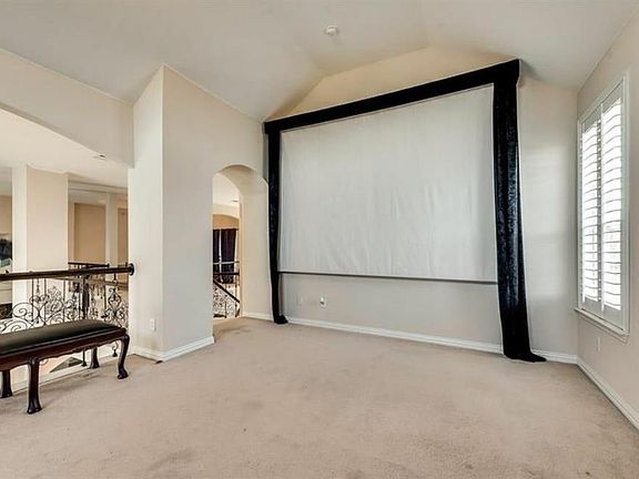 4th image of 9901 Oakmont Ct