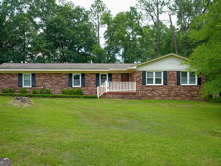 307 Pinewood Dr — Photo 1