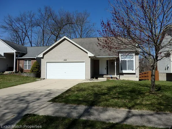 1429 Sherwood Forest Ct, Waterford, MI 48327