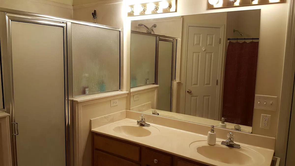 Master bathroom - 1162 Island Pl E