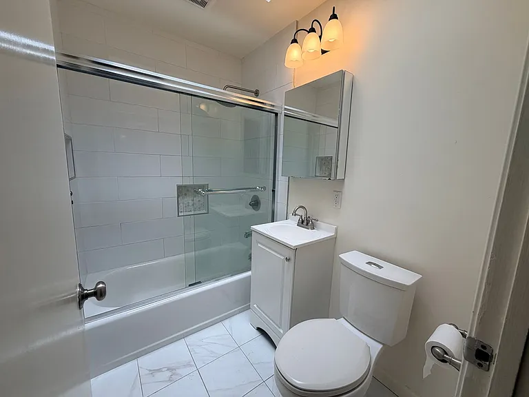 1724 Burrows St — Photo 9