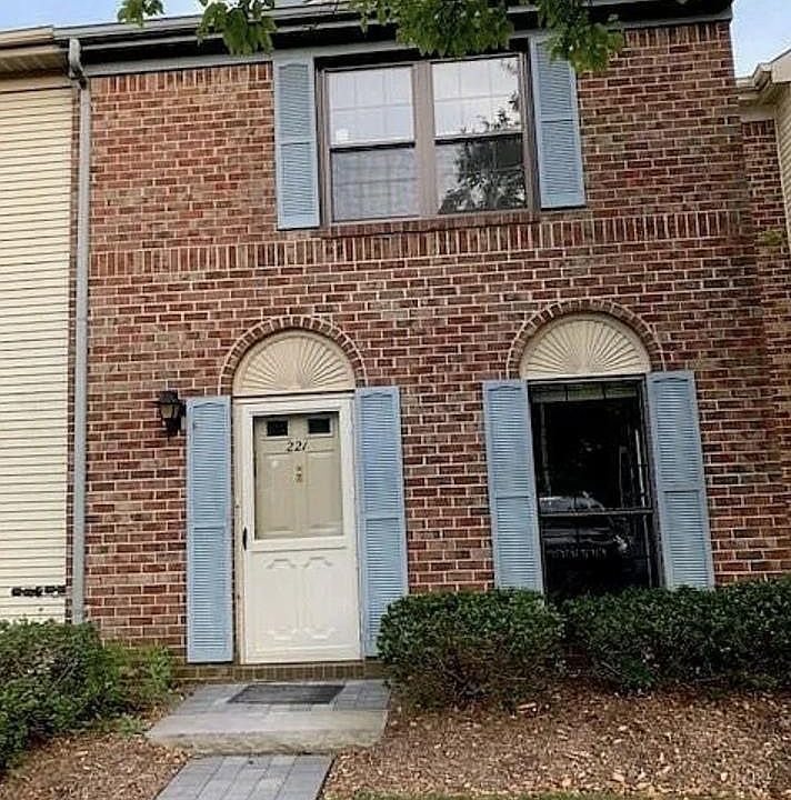 1st image of 221 Hampshire Ct
