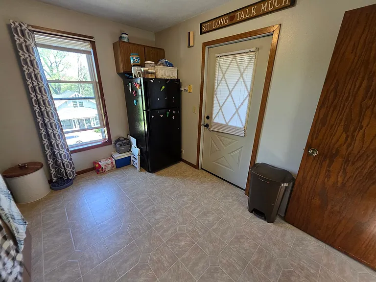 927 E Grand Ave — Photo 5