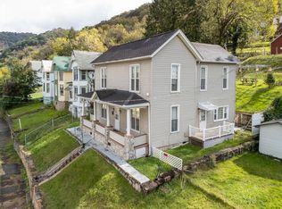 810 Temple St, Hinton, WV 25951