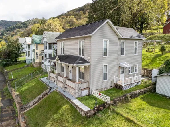 810 Temple St, Hinton, WV 25951