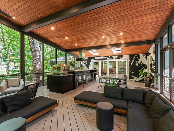 730+ Sqft Outdoor Custom Living/Kitchen!