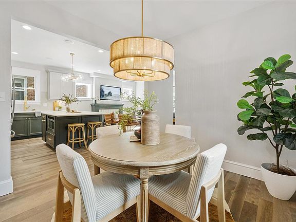 4th image of 2330 Bellevue Ave