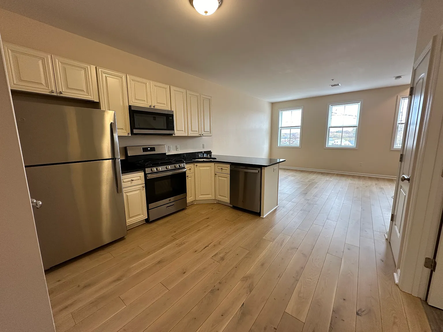1 bed, $2,100 — Photo 3