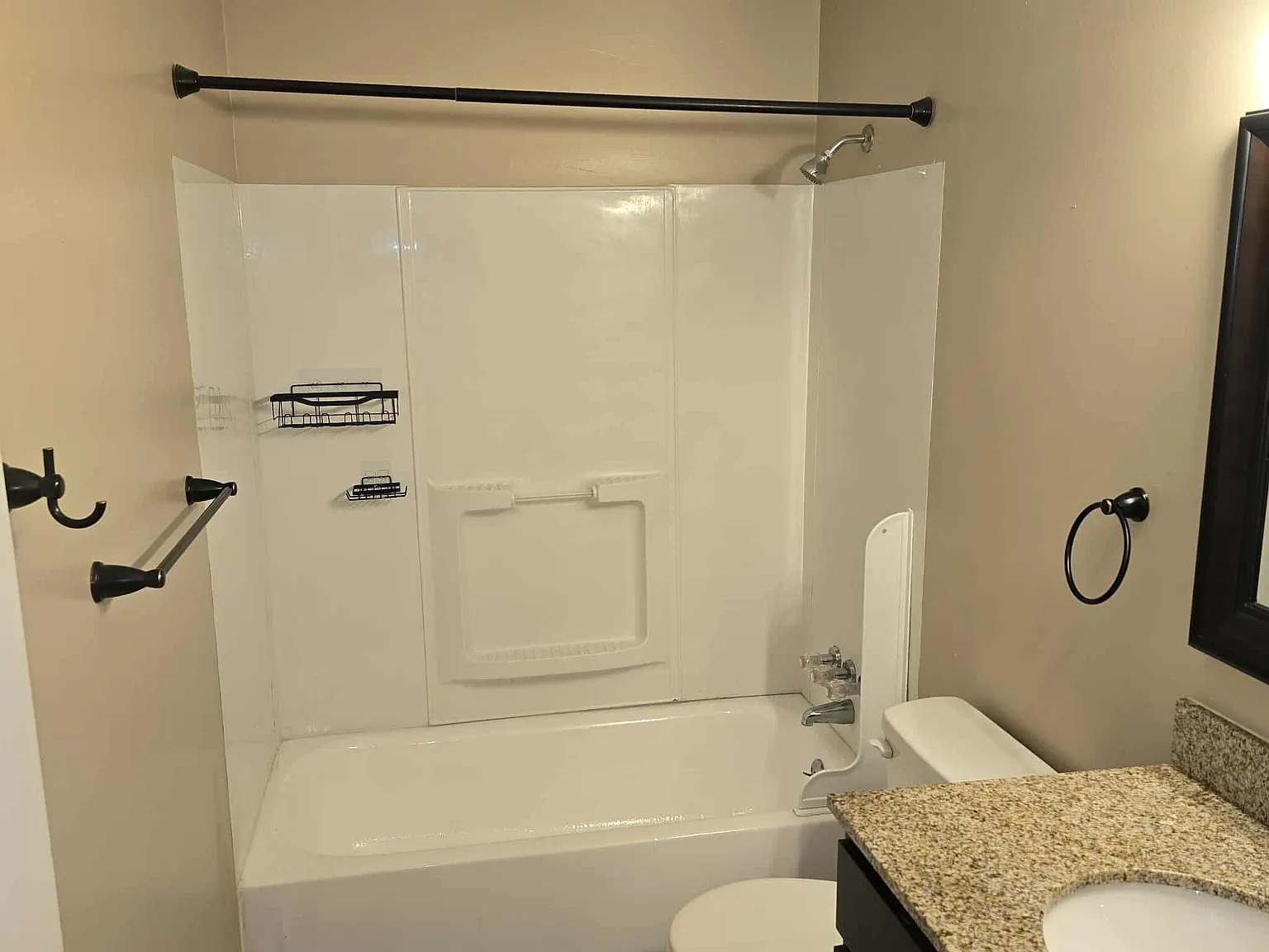 3 bed, 1.5 bath, 1400 sqft, $1,500 — Photo 3