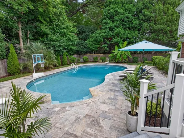 2105 Lords Lndg, Virginia Beach, VA 23454