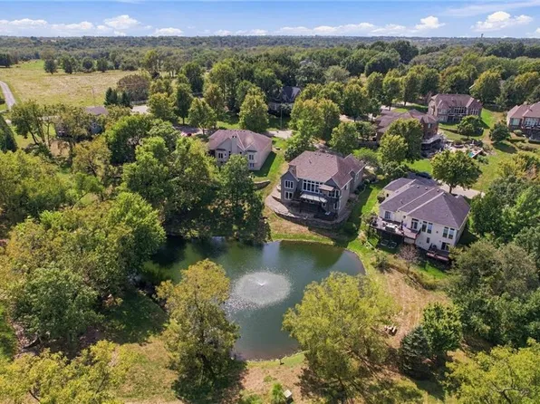 29451 Club Creek Dr, Louisburg, KS 66053