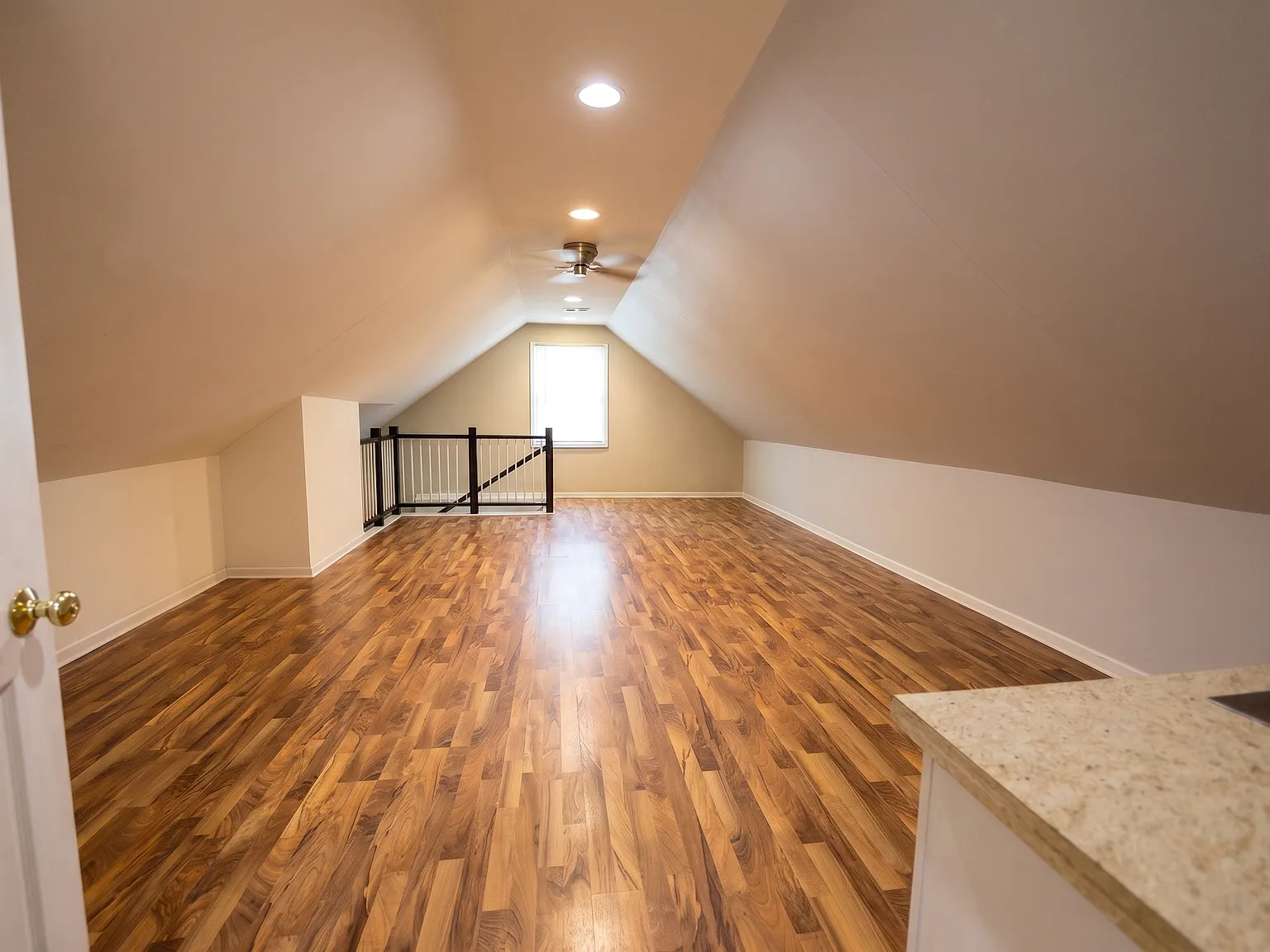 6 bed, 1900 sqft, $5,149 — Photo 2
