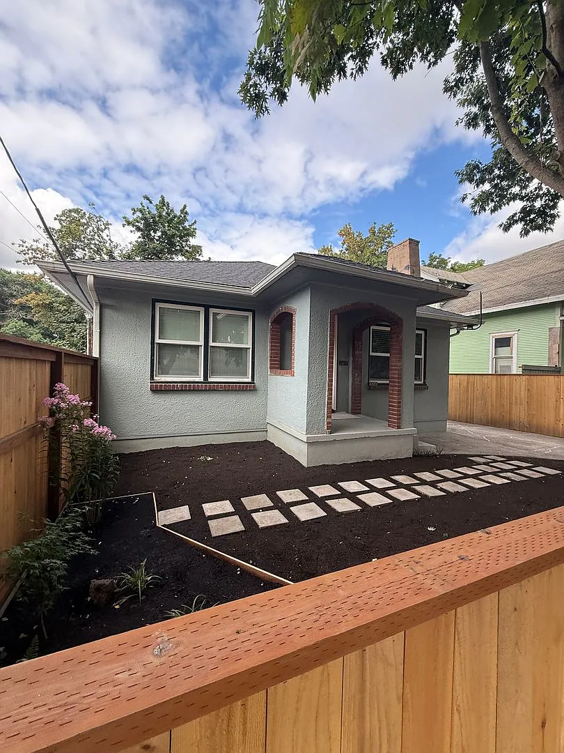 Beautiful Remodel to this Charming Portland Cottage near Division! — Photo 2