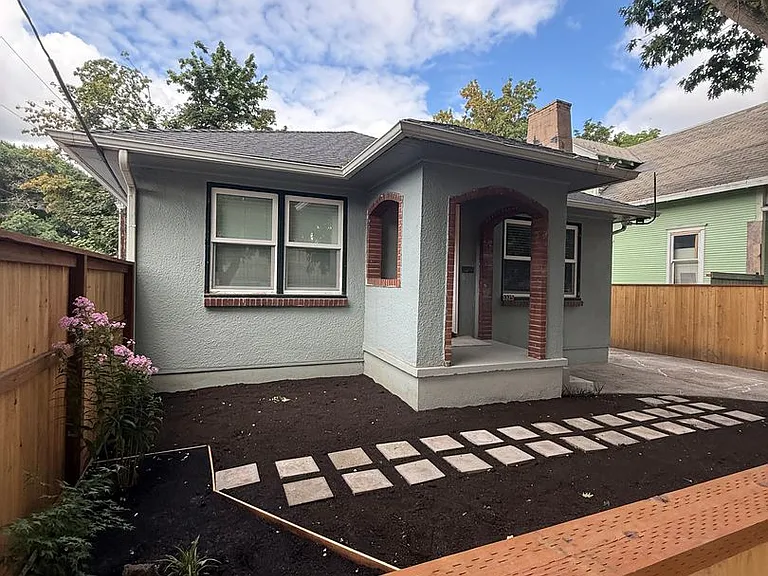 3325 SE 25th Ave — Photo 2