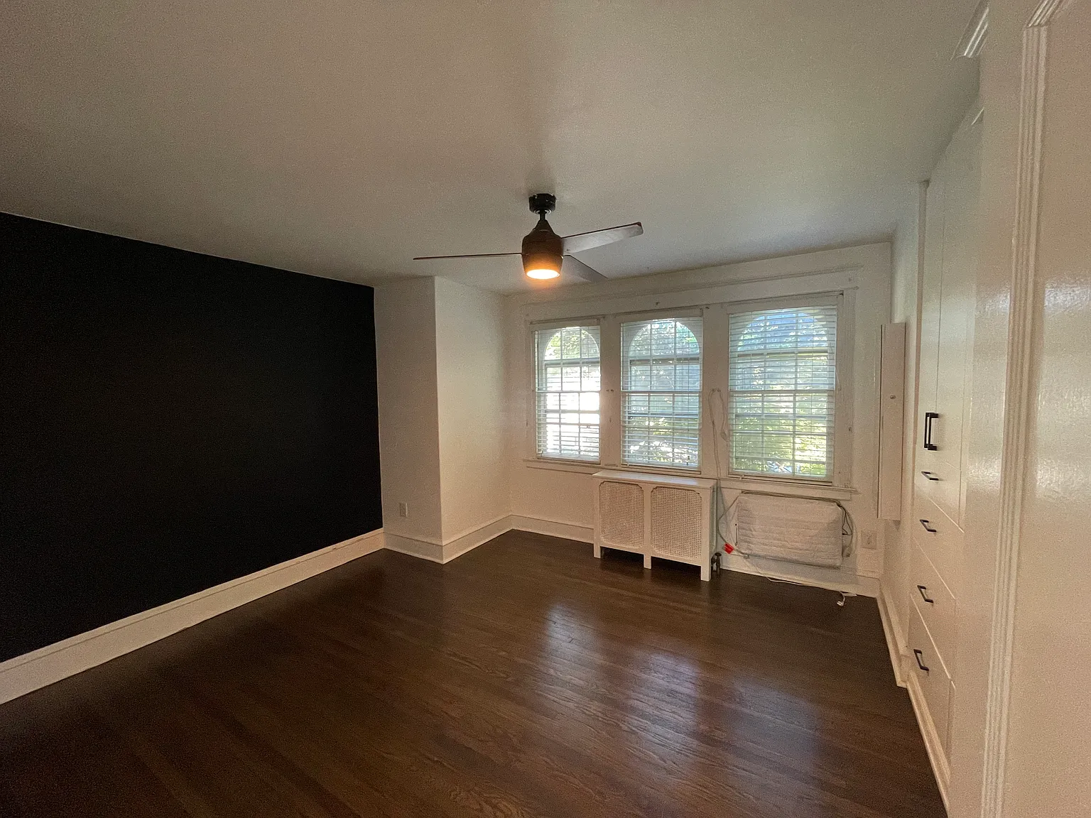 3326 Ainslie St — Photo 3