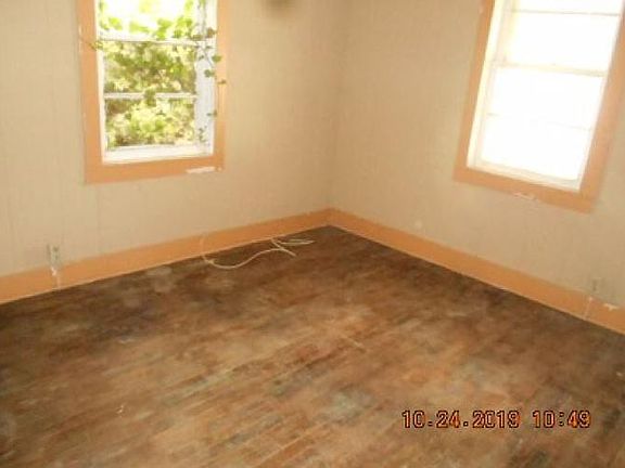 3rd image of 936 Cherry St
