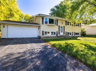 67 Rose Tree Ln, Lindenhurst, IL 60046