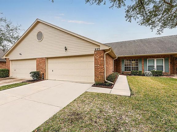 Welcome to 823 Woodfern Glen Lane, a completely remodeled townhome in the Country Grove townhomes in Country Place, Pearland, TX 77584. Come on inside!