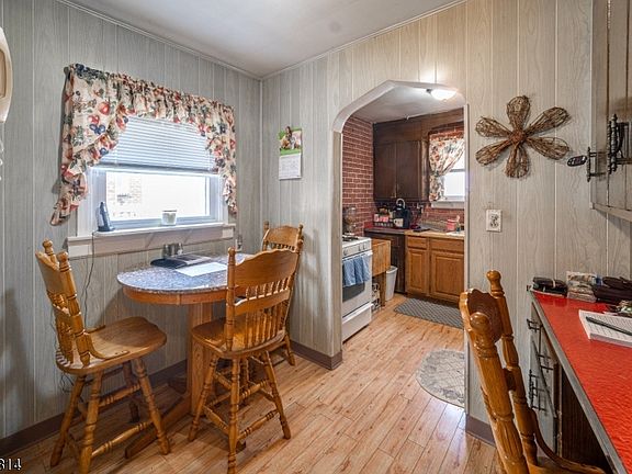 5th image of 39-49 Sunderland Dr
