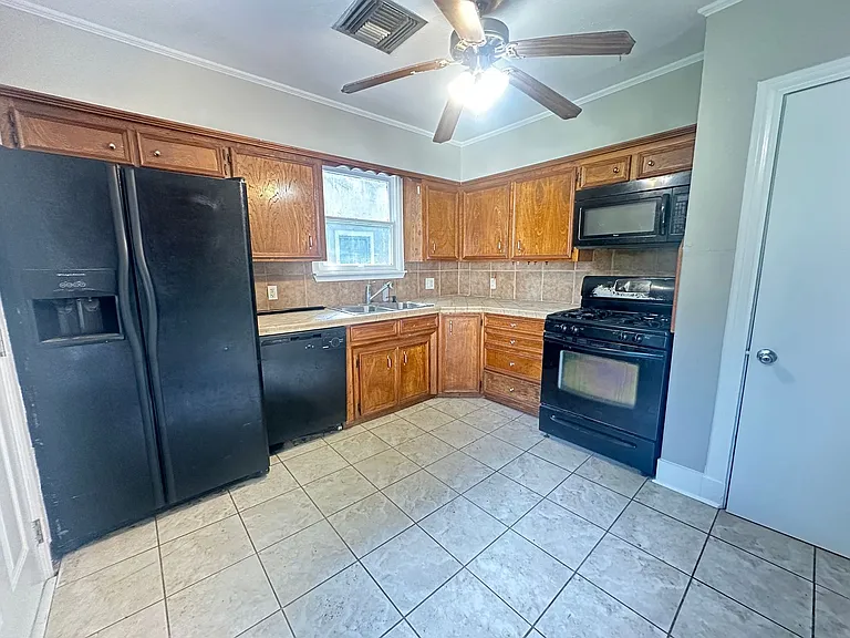 255 E Ratcliff St — Photo 4