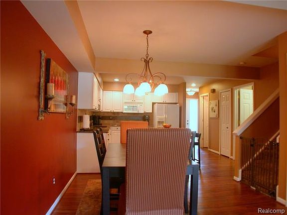 5th image of 7925 Victoria Ln