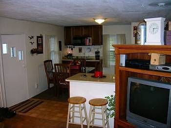 3rd image of 827 Woods Ln