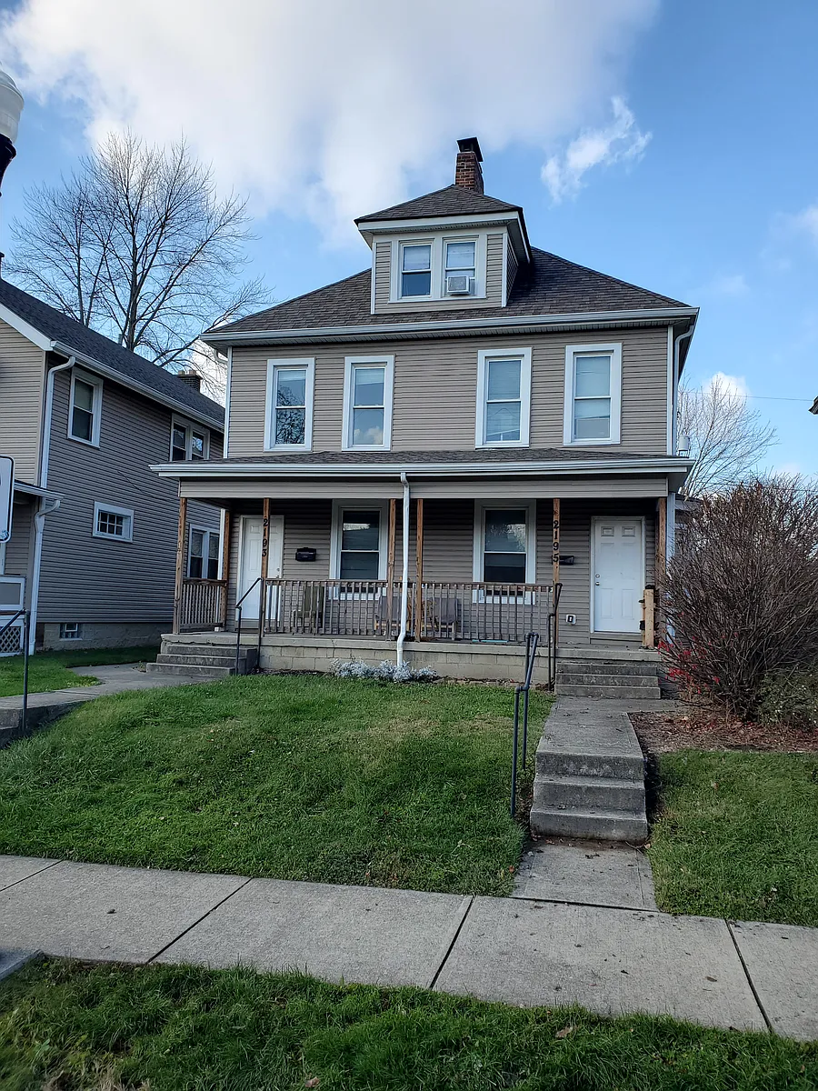 Building Photo - 2193 Summit St #93
