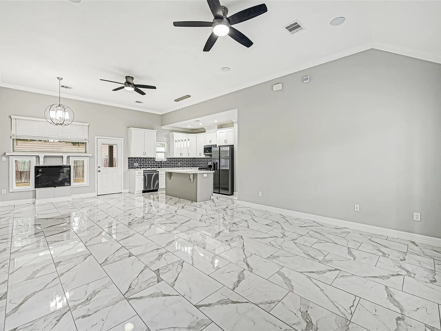 3 bed, 2.0 bath, 1325 sqft, $2,415 — Photo 4