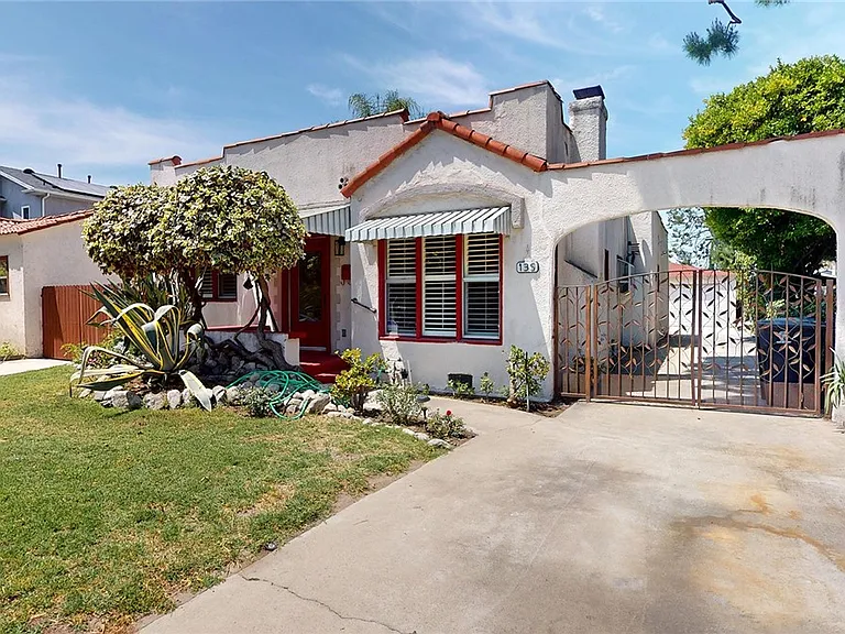 135 N Naomi St — Photo 2