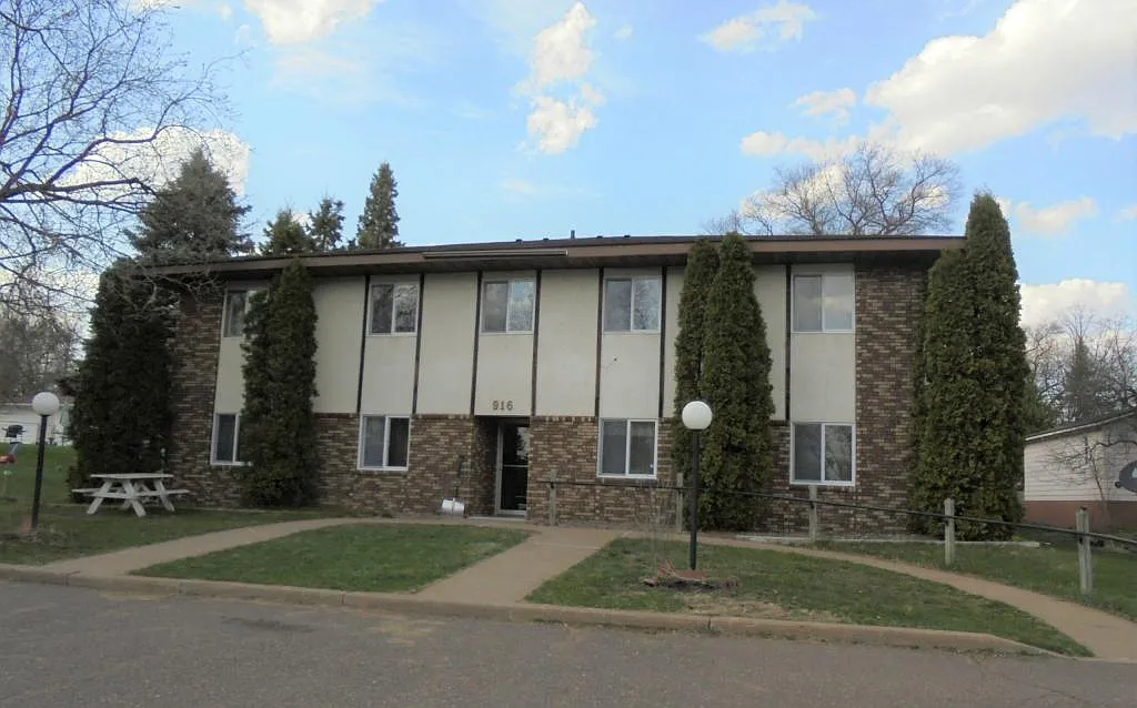 916 Lincoln St — Photo 2