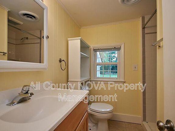 3rd image of 4019 Oxford St