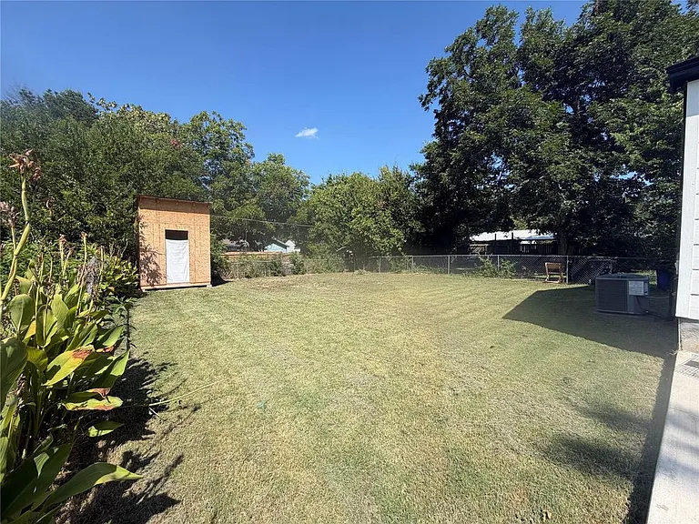 1512 Lexington St — Photo 10