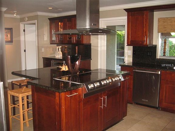 4th image of 1047 Campbell St