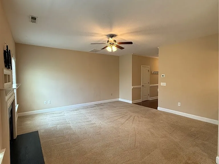 726 Century Dr — Photo 4