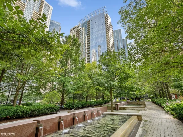 201 N Westshore Dr APT 2105, Chicago, IL 60601