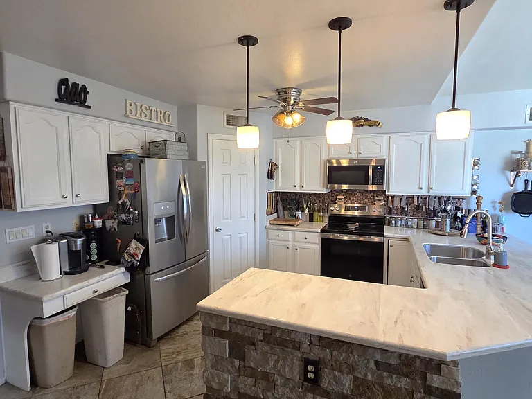 1734 E Pontiac Dr — Photo 12