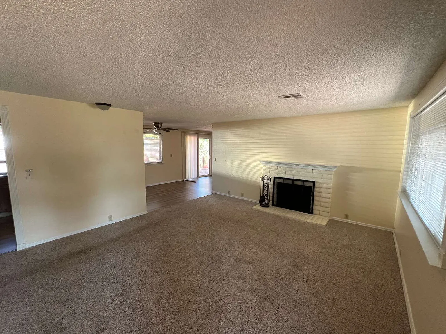 3 bed, 2.0 bath, 1320 sqft, $2,295 — Photo 2