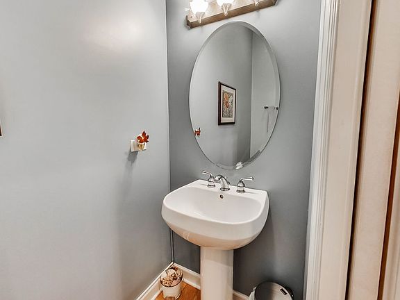 5th image of 2743 N Artesian Ave