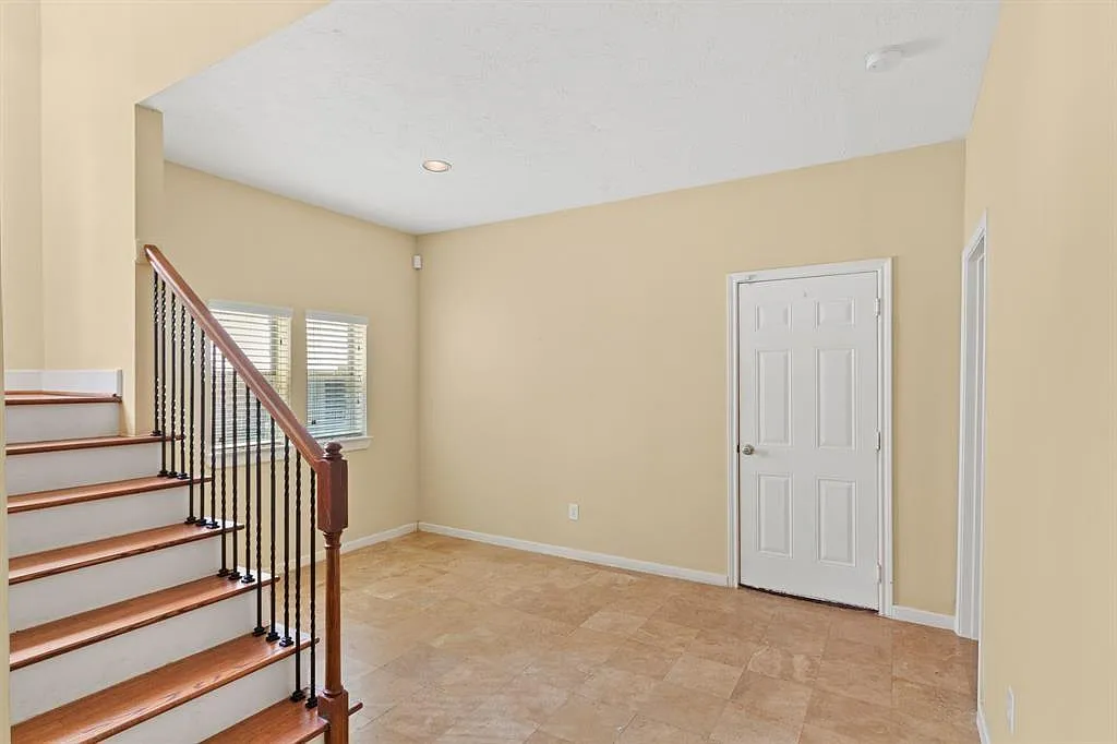 3 bed, 3.5 bath, 2664 sqft, $2,850 — Photo 3