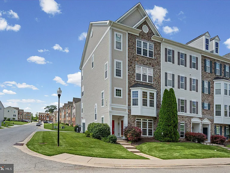 1670 Mohegan Dr #B — Photo 2