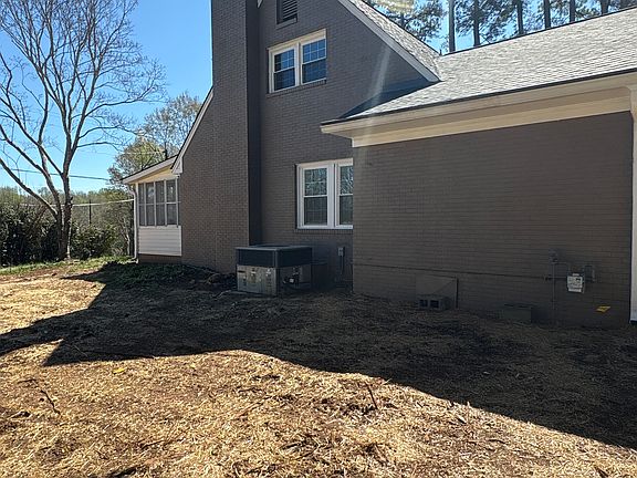 4th image of 704 Woodlake Rd