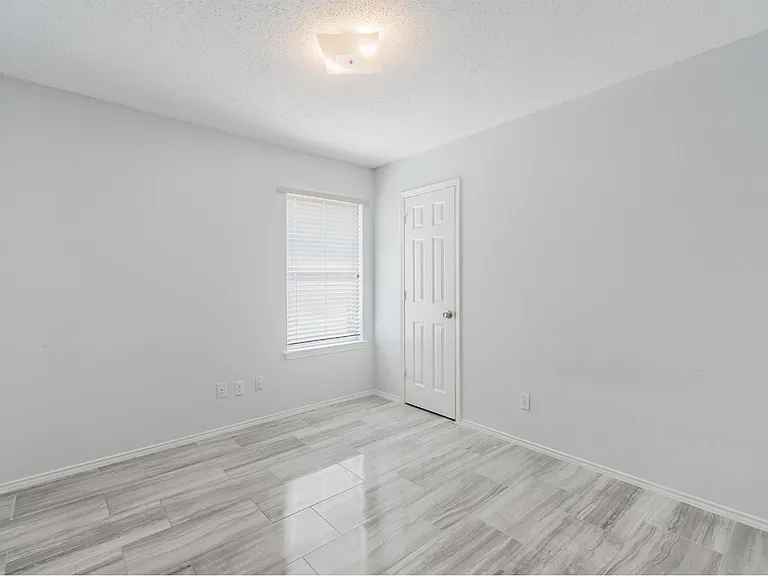 2709 Brittany Dr — Photo 7