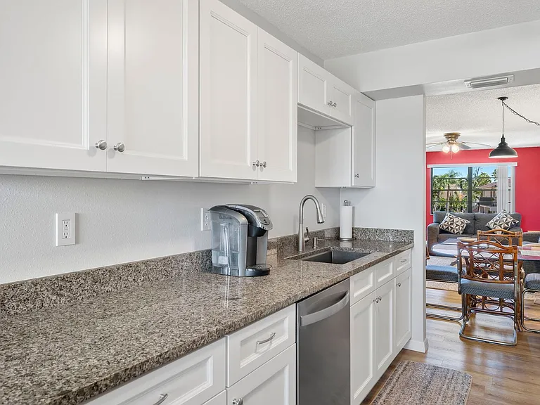 4711 SE 5th Ave #10 — Photo 8