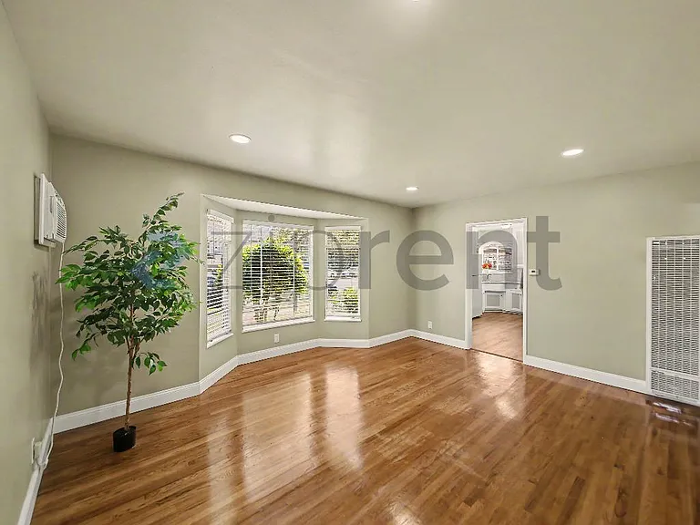 14801 Burbank Blvd — Photo 6