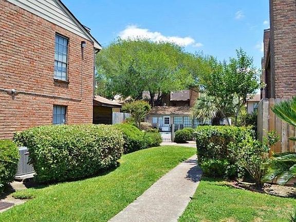 3rd image of 10912 Gulf Fwy APT 32