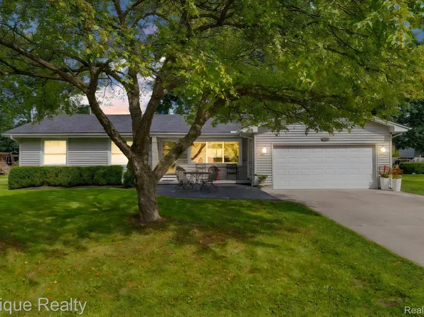 11223 Woodbridge Dr, Grand Blanc, MI 48439