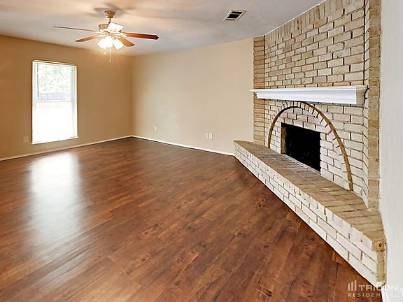 3rd image of 1121 Coffeyville Trl