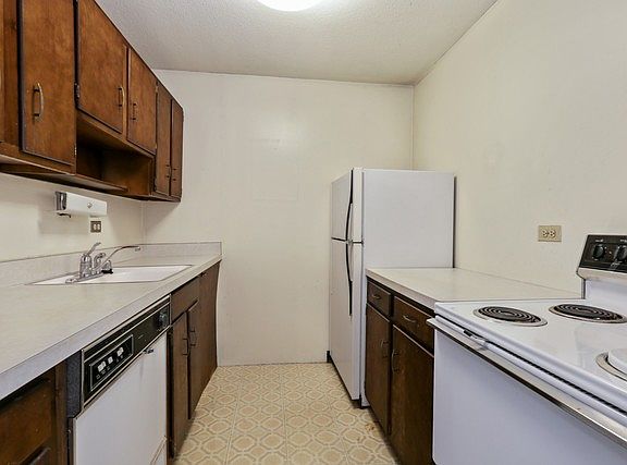 4th image of 2740 N Pine Grove Ave APT 6G