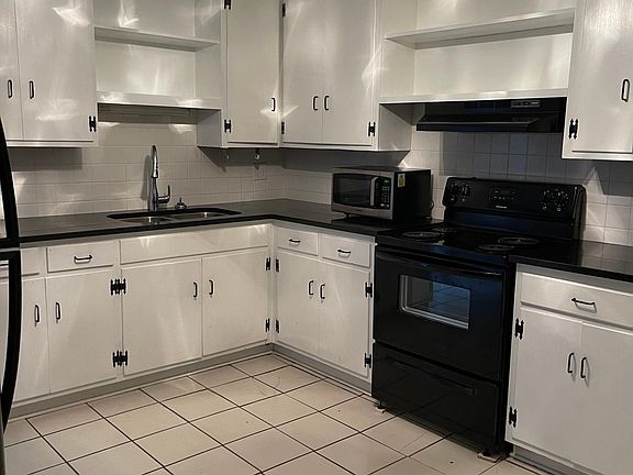 5th image of 3018 N Church St
