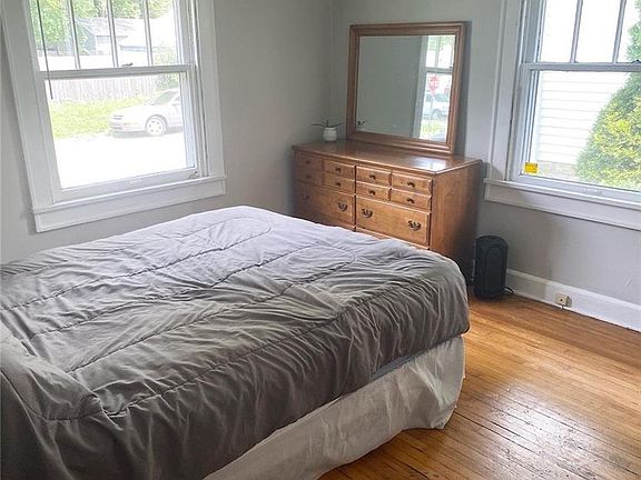 3rd image of 903 E 51st St